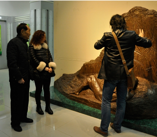 刘宇航创作完成纪念袁隆平先生杂交水稻研究五十周年主题雕塑禾下乘凉